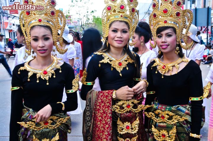 Immagine Costumi tradizionali femminili per il Phuk Siew Festival di Khon Kaen - I vestiti tradizionali thailandesi variano sia per differenze dovute allo status di appartenenza che per esigenze di regione. Quello più comunemente indossato dalle donne è la gonna a tuba. In questa immagine abiti tradizionali impreziositi da sontuosi copricapo in occasione del Phuk Siew Festival di Khon Kaen, città situata nel gruppo regionale della Thailandia del Nordest © Wasu Watcharadachaphong / Shutterstock.com