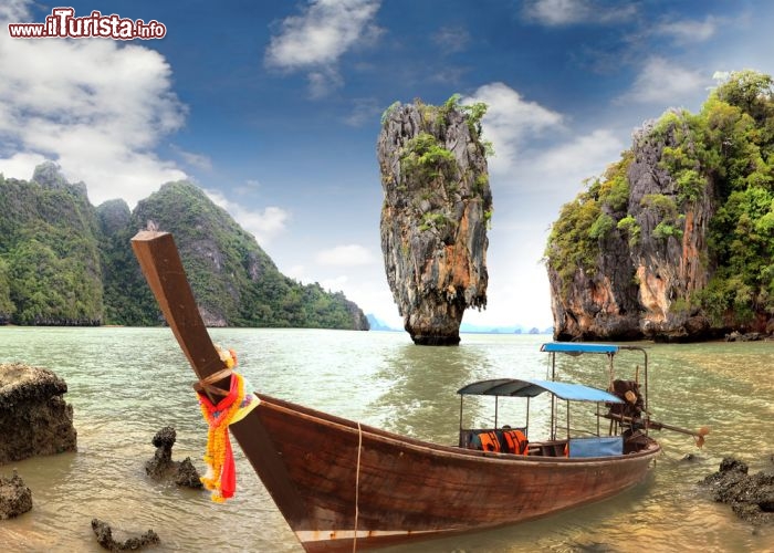 Immagine La Phang Nga Bay, situata tra Phuket, Phang Nga e Krabi, è tra le location più famose della Thailandia, nota per le suggestive formazioni rocciose e per essere apparsa in un film della serie di James Bond. Molti turisti scelgono di visitarla in una giornata, ma sugli isolotti maggiori ci sono alloggi davvero esclusivi - © nodff / Shutterstock.com