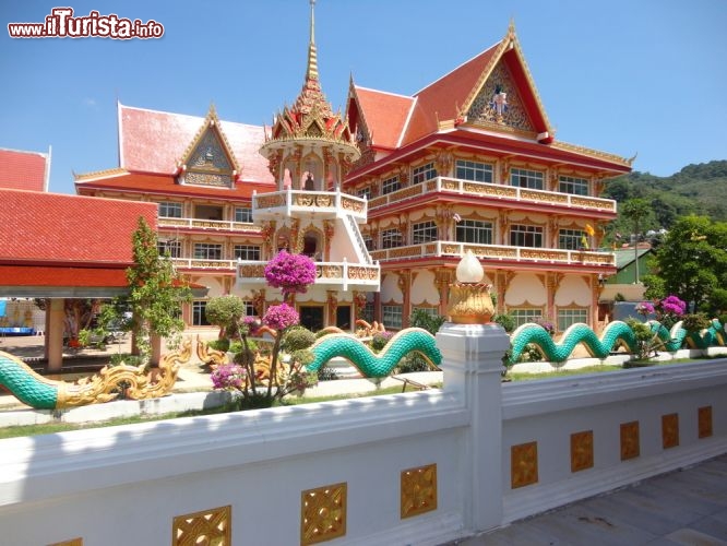 Immagine Wat Chalong è il tempio buddista più importante di Phuket. Dedicato ai monaci Luang Pho Chaem e Luang Pho Chuang, che con le erbe medicinali curarono i feriti durante una ribellione del 1876, in primavera è circondato di fiori - ppart ©  / Shutterstock.com