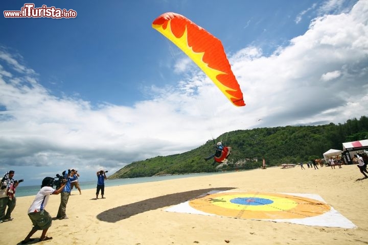 Immagine Praticare il parapendio a Phuket è un'esperienza unica, che regala scorci inediti sulla natura selvaggia dell'isola e le sue acque turchesi. Il periodo ideale è quello dei monsoni, da maggio a ottobre, e proprio in maggio si tiene il Paragliding Festival - © Bennyartist / Shutterstock.com