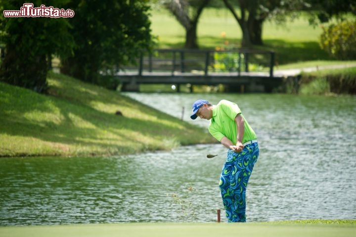 Immagine A Phuket i campi da golf abbondano: nella meta turistica più amata della Thailandia potrete cimentarvi sul green del Blue Canyon Country Club, il Laguna Phuket Golf Club e tanti altri - © Mai Techaphan / Shutterstock.com