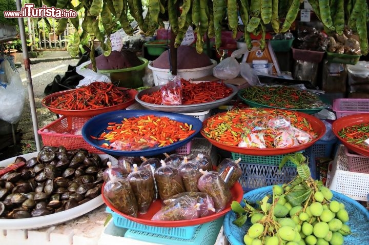 Immagine Spezie, frutta e ortaggi sono i prodotti che vanno per la maggiore nel mercato di Phuket. Profumati e coloratissimi, trasformano le bancarelle in tavolozze vivaci e fare compere diventa un'esperienza sensoriale a tutto tondo - © paintings / Shutterstock.com