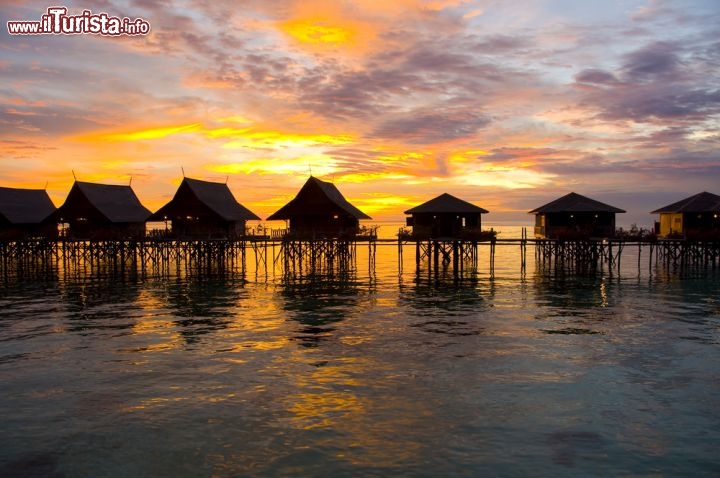 Immagine Al tramonto Phuket è una location romantica, e i resort in riva al mare, magari sulle palafitte, sono perfetti per i viaggi di nozze all'insegna del relax - © blung / Shutterstock.com