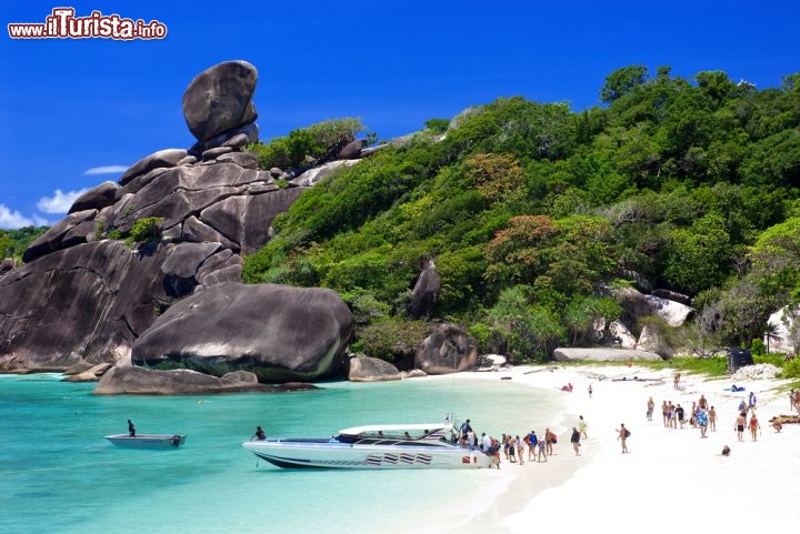 Immagine Appena 84 km a nord ovest di Patong Beach, sull'isola di Phuket, il gruppo di isole Koh Similan trasporta i turisti in un'altra dimensione, fatta di silenzi profondi e scenari selvaggi che tolgono il fiato - © jeep2499 / Shutterstock.com
