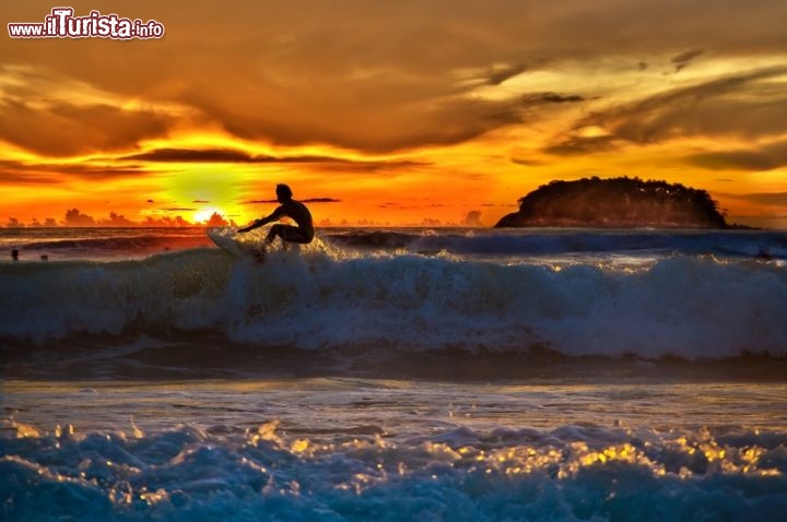 Immagine Il surf è uno dei passatempi che si possono praticare a Phuket, specialmente lungo la costa occidentale dell'isola: qui l'oceano regala onde mozzafiato e lo sfondo, a ogni ora del giorno, è a dir poco eccezionale - © smolny1 / Shutterstock.com