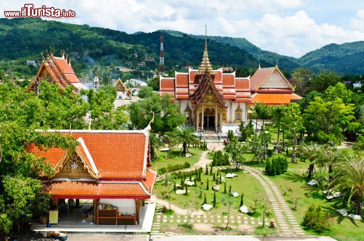Immagine A Phuket ci sono ben 29 templi buddisti, i cosiddetti wats, ma il più grande e famoso è quello di Wat Chalong, visitabile dalle 7 del mattino alle 5 del pomeriggio - © ArtTomCat / Shutterstock.com