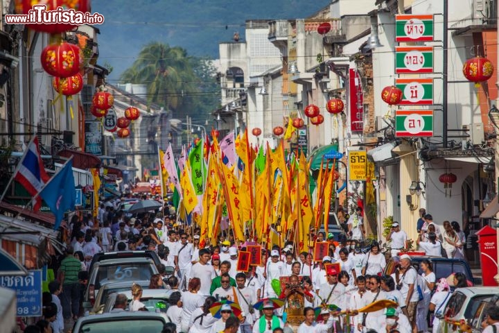 Immagine Il Festival Vegetariano di Phuket (Thailandia) si tiene il nono mese lunare cinese e consiste in cerimonie sacre nei santuari o cortei per le strade della città. Non si tratta di una trovata turistica, ma di un appuntamento con la tradizione vissuto in profondità dalla popolazione locale, che per dieci giorni si vota alla purificazione del corpo e dello spirito - © Bule Sky Studio / Shutterstock.com