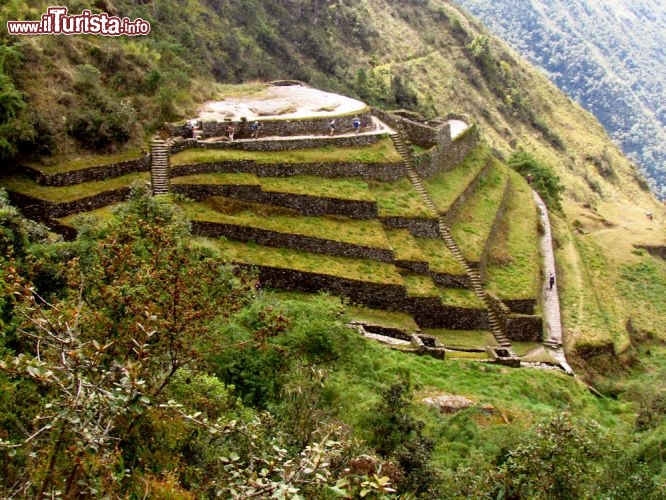 Immagine Le rovine di Phuyupatamarca, nella Urubamba Valley  lungo l'Inca Trail che porta a Machu Picchu - © D. Gordon E. Robertson / Wikipedia