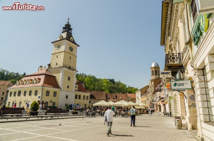 Immagine Piazza Sfatului, Brasov - Cuore medievale della più importante città turistica della Transilvania, Piazza Sfatului è anche uno dei principali luoghi di ritrovo per gli abitanti di Brasov. Al centro dell'ampia piazza sorge Casa Sfatului, "Casa del consiglio", un caratteristico palazzo in cui erano soliti incontrarsi i consiglieri della città © Radu Bercan / Shutterstock.com