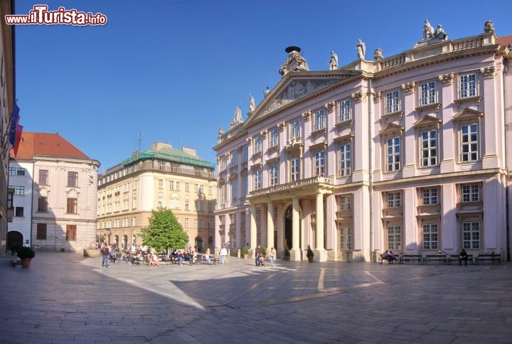 Immagine Piazza del municipio di Bratislava, Slovacchia - Visitato nel suo insieme e non tanto per un singolo monumento o edificio, il centro di Bratislava è percorribile a piedi. Passeggiare per i suoi vicoli, fermarsi per un caffè e visitare chiese o musei è uno dei must imperdibili per andare alla scoperta di questa bella cittadina estesa lungo il corso del Danubio. Fra le più belle piazze di Bratislava c'è quella che ospita il Municipio.