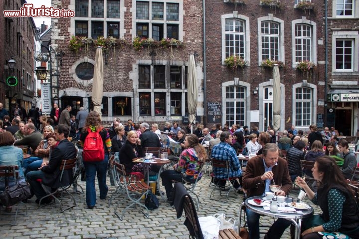 Immagine Piazzaad  Aquisgrana, un bar ristorante in centro ad Aachen in Germania - © M R / Shutterstock.com