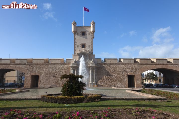 Immagine Piazza in centro a Cadice, la città lungo le coste dell'Andalusia - © liquid studios / Shutterstock.com