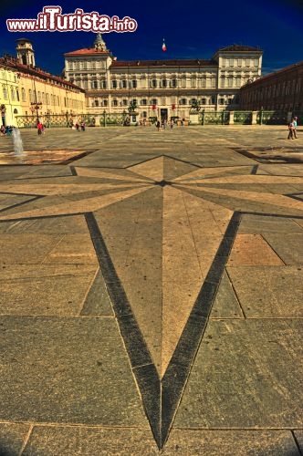 Immagine Piazza Castello è il cuore pulsante di Torino, sede di importanti palazzi come Palazzo Madama, Palazzo Reale, il Teatro Regio, il Palazzo del Governo e altri gioielli, per lo più risalenti al periodo sabaudo, quando la piazza aveva un ruolo fondamentale nell'organizzazione dello Stato. Progettata da Vitozzi alla fine del Cinquecento, Piazza Castello è orlata da portici su tre lati, e ospita tre importanti monumenti: quello all'Alfiere dell'Esercito Sardo, quello ai Cavalieri d'Italia e quello dedicato ad Emanuele Filiberto - © MaPaSa / Shutterstock.com