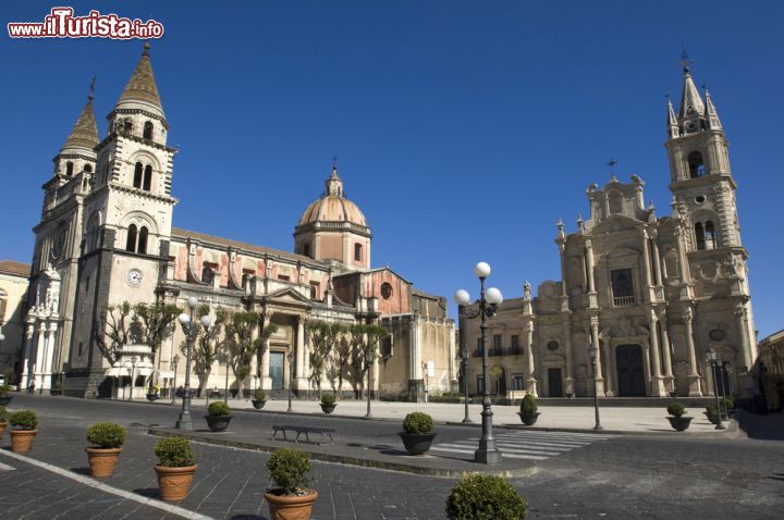 Immagine La piazza del Duomo di Acireale (Sicilia) - © luigi nifosi / Shutterstock.com