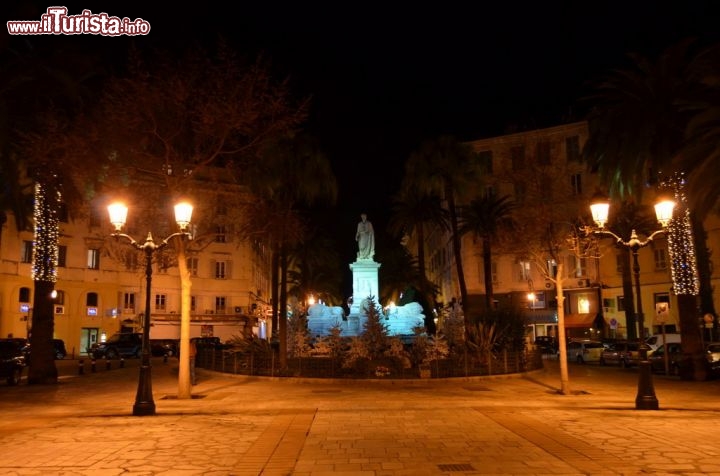 Immagine La fontana monumentale dedicata a Napoleone in piazza Foch, sede del mercato ambulante, ad Ajaccio