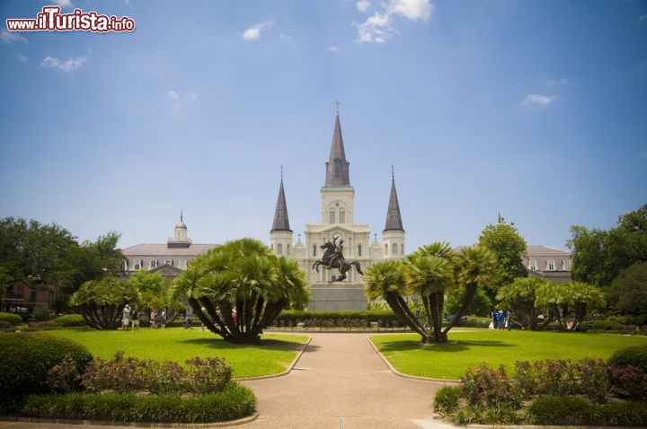 Immagine Panorama su piazza Jackson e chiesa S. Louis, New Orleans - Al centro del quartiere francese, il più antico nucleo della città di New Orleans dichiarato anche National Historic District, si apre Jackson Square in cui sorge la statua equestre dedicata al 7° presidente USA Andrew Jackson. Sulla grande piazza si affacciano alcuni importanti edifici della città fra cui la S.Louis Cathedral, edificata tra il 1789 e il 1794, e il vicino Cabildo, un tempo municipio di New Orleans ora trasformato in museo - © Scott A . Burns / Shutterstock.com

105696665