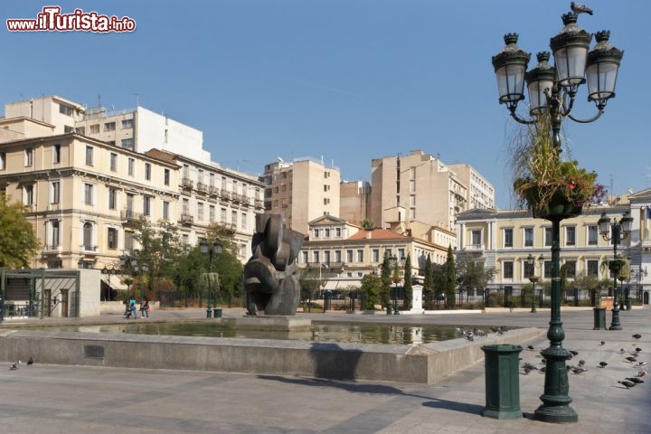 Immagine La piazza Kotzia si trova in centro ad Atene (Grecia). E' caratterizzata da importanti edifici neoclassici, come il Municipio edil Centro Culturale della Banca Nazionale della Grecia. nel centro della piazza sono stati messi alla luce alcuni resti archeologici, tra cui un antica via, delle tombe ed un edificio, Nella piazza si trovano anche dei busti che raffigurano Pericle e Solone - © Galina Mikhalishina / Shutterstock.com