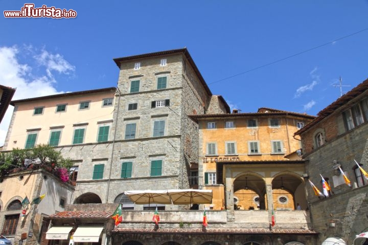 Immagine Piazza della Repubblica, Cortona  - Su quella che rappresenta una delle grandi piazze storiche del borgo di Cortona si affacciano il Palazzo Comunale del XIII° secolo, la piccola piazza della Loggetta con Palazzo Passerini e alcune delle dimore tradizionali di questo angolo di Toscana. Fra le strade che confluiscono in Piazza della Repubblica, cuore del centro borghigiano, vi sono Via Guelfa, Via Ghibellina, Via Roma e Via Nazionale © Ana del Castillo / Shutterstock.com