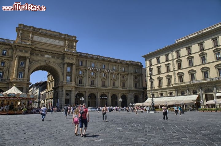 Immagine Piazza della Repubblica a Firenze. E' una delle piazze più importanti della città, e venne costruita all'epoca di Firenze Capitale d'Italia, e fece parte del progetto di "risanamento" di Firenze che raccolse parecchie critiche e soprattutto danni, ome oggettivamente dimostrano le stampe d'epoca. L'arco si trova sul lato ovest della piazza, dove si trova anche l'Hard Rock Cafè - © gagliardifoto / Shutterstock.com