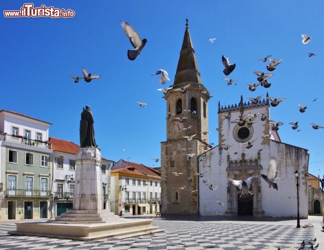 Immagine Piazza Repubblica a Tomar, Portogallo, e la chiesa di San Giovanni Battista - © LianeM / Shutterstock.com
