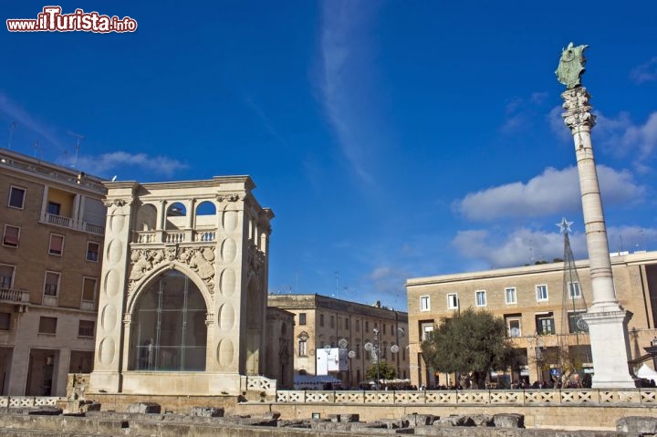 Immagine Piazza Sant'Oronzo a Lecce, è anche conosciuta con il soprannome di "Salotto di Lecce" ed è dedicata al Santo che secondo la tradizione salvò la città dalla epidemia di peste del 17° secolo. La colonna è su cui si trova Sant'Oronzo è opera di Giuseppe Zimbalo, mentre sulla sinistra della fotografia si vede il Palazzo del Seggio, detto anche più semplicemente il Sedile, che venne costruito alla fine del 16° secolo - © Leojones / Shutterstock.com