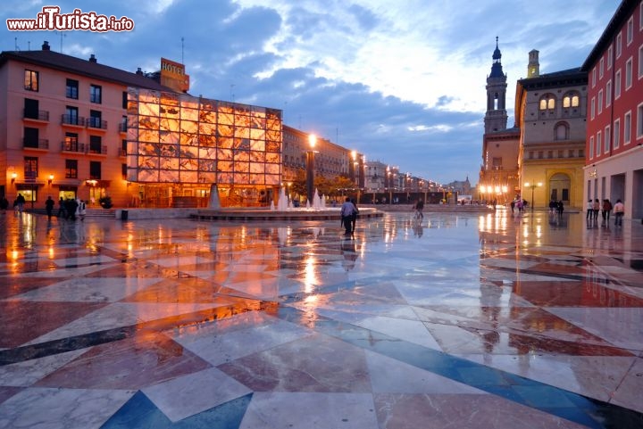 Immagine La Plaza del Pilar è il cuore pulsante di Saragozza (Aragona, Spagna), dove si affacciano le cattedrali de la Seo e del Pilar e da dove è possibile accedere al Foro romano e a tanti altri monumenti imperdibili - © nhtg / Shutterstock.com