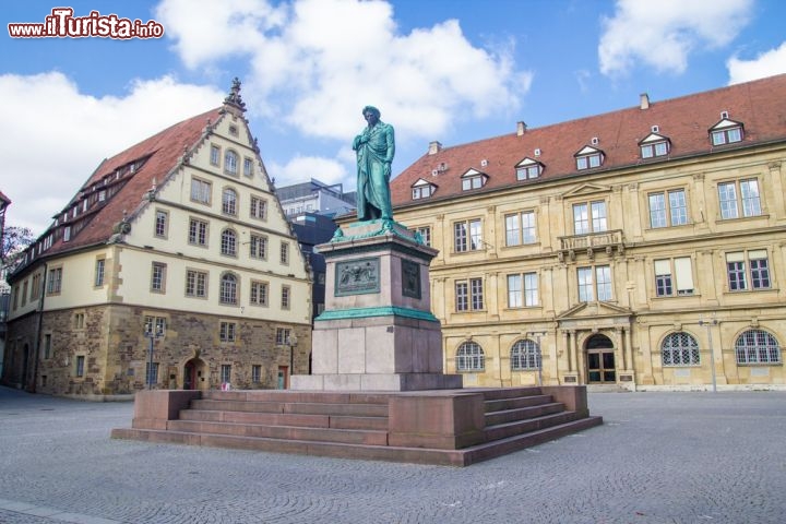 Immagine Piazza Schiller a Stoccarda, nel land del Baden-Wurrtemberg, Germania del sud. Vegliata dalla statua di Schiller - opera ottocentesca di Bertel Thorvaldsen - la piazza è circondata da edifici caratteristici tra cui il Prinzenbau che ospita il Ministero della Giustizia, la Alte Kanzlei ovvero l'Antica Cancelleria e il Castello Vecchio. In inverno ospita il mercatino di Natale di Stoccarda  - © Sasa Komlen / Shutterstock.com
