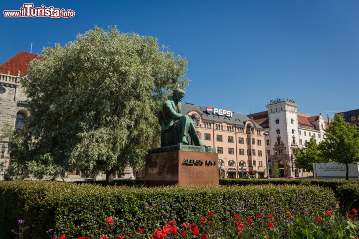 Immagine Piazza davanti alla stazione di Helsinki (Finlandia): si nota la staua di Aleksis Kim - © SMIRNOVA IRINA / Shutterstock.com