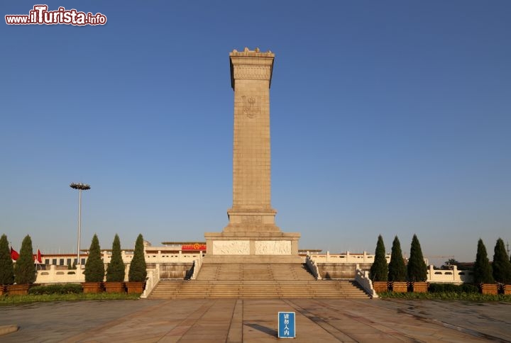 Immagine Il monumento agli Eroi del Popolo, Piazza Tienanmen a Pechino - Eretto in onore della Repubblica Popolare Cinese, il monumento nazionale agli Eroi del Popolo fu costruito in memoria dei martiri che diedero la loro vita nelle lotte rivoluzionarie cinesi nel XIX e XX secolo. Il progetto realizzato dall'architetto Liang Sicheng (con alcuni particolari ideati dalla moglie Lin Huiyin) portò alla costruzione del monumento fra il 1952 e il 1958 occupando una superficie di 3 mila metri quadrati sul lato meridionale di Piazza Tienanmen, a nord del Mausoleo di Mao Tse-tung. Sul piedisatllo del monumento si trovano otto grandi bassorilievi che rappresentano importanti episodi della Rivoluzione, dalla prima guerra dell'oppio avvenuta nel 1840 alla fondazione della Repubblica Popolare nel 1949 © VLADJ55 / Shutterstock.com