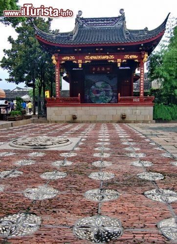 Immagine Una piazza a Tongli: la Venezia d'Oriente si trova in nella Cina orientale