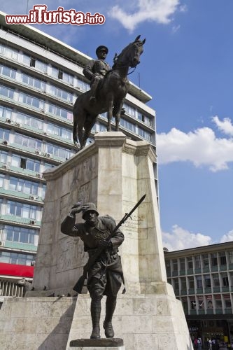 Immagine La Piazza Ulus ad Ankara: al centro svetta la statua di Ataturk padre della Turchia - © Mesut Dogan / Shutterstock.com