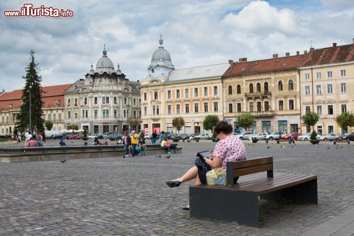 Immagine Piazza Unirii, Cluj Napoca - Una bella immagine della grande piazza Unirii su cui si affacciano palazzi e edifici storici di questa città in costante evoluzione ma allo stesso tempo sempre in grado di mantenere un perfetto equilibrio fra vecchio e nuovo © ldphotoro / Shutterstock.com