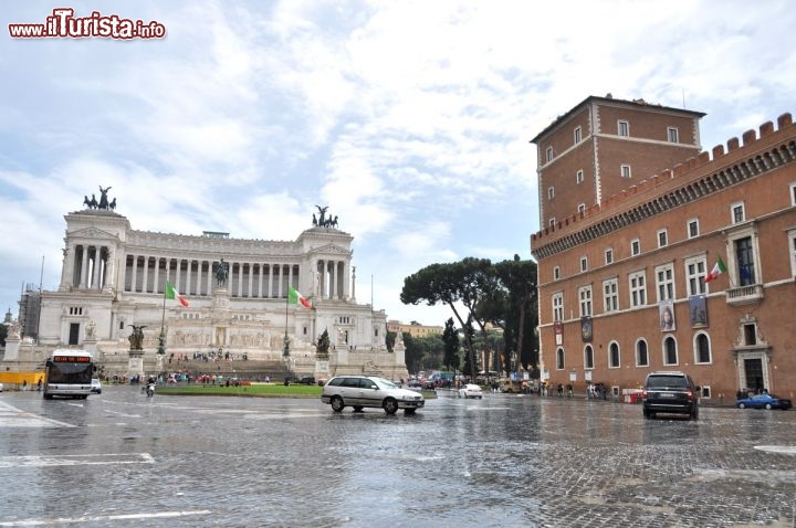 Immagine Il centro geografico di Roma è rappresentato da Piazza Venezia. Nell'immagine Palazzo Venezia è sulla destra, sede del Museo Nazionale di Palazzo Venezia e della Biblioteca di Archeologia e Storia dell'Arte, mentre sullo sfondo si erge il Monumento nazionale a Vittorio Emanuele II, meglio noto come Vittoriano o Altare della Patria, realizzato tra il 1885 e il 1888 per celebrare la stagione risorgimentale.