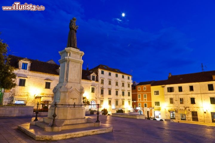 Immagine Piazza nel centro di Makarska, in Dalmazia. Croazia by night - © anshar / Shutterstock.com