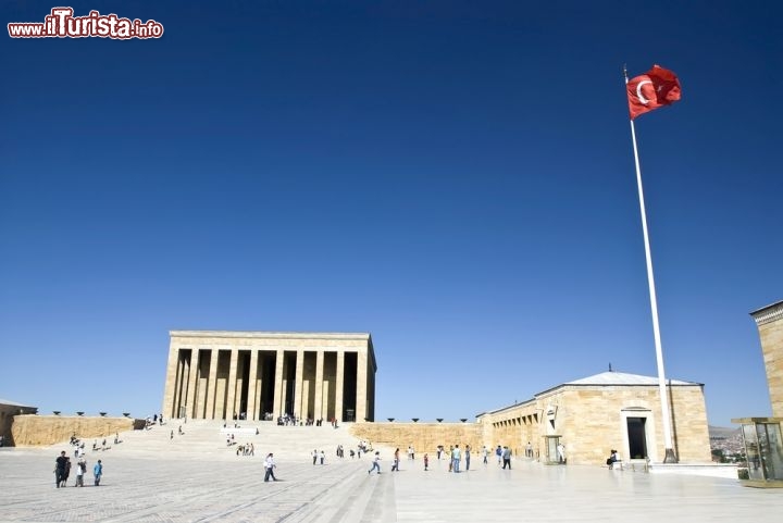 Immagine Fotografia della piazza antistante al mausoleo di Ataturk ad Ankara, conosciuto anche con il nome di Anit Kabir - © GONUL KOKAL / Shutterstock.com