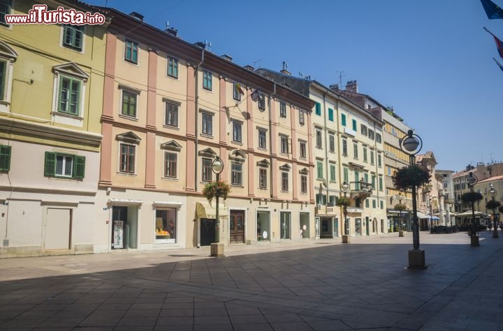 Immagine Panorama sulla piazza barocca nel centro storico di Rijeka, Croazia - Dall'approdo sulla riva verso il centro della città si estende la piazza barocca di Rijeka che ospita alcuni degli edifici storici e religiosi più interessanti di questa bella località croata ©Anilah / Shutterstock.com