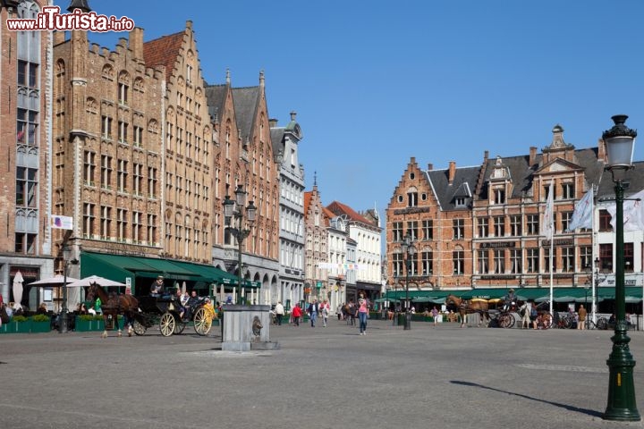 Immagine Piazza centrale di Bruges, Belgio - E' il Burg, la piazza pubblica a pochi passi dal mercato, il cuore di Bruges dove una serie di splendidi edifici permettono di fare un viaggio nella storia dell'architettura locale. Qui si affacciano infatti il Comune (Clerk), il Centro Civico del Registro (Oude Civiele Griffie) e un'antica costruzione barocca sede un tempo del prevosto © Julia Kuznetsova / Shutterstock.com