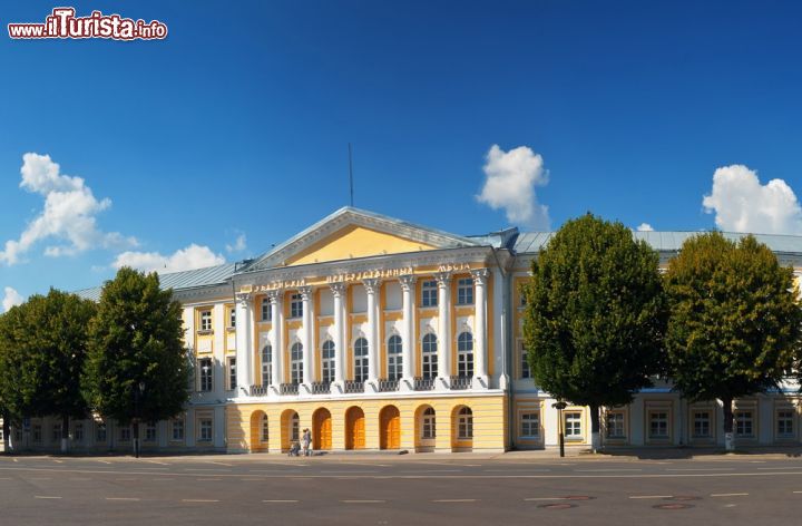 Immagine Piazza centrale di Yaroslavl, Russia  - Nonostante sia uno dei più grandi centri a est di Mosca, con circa 700 mila abitanti, Yaroslavl ha saputo conservare perfettamente la sua dimensione provinciale più intima grazie anche alle mille immagini differenti che la città sa offrire ai visitatori. Vicino alla zona di Sovetskaja partono a raggiera le principali strade della città che portano anche alle due piazze (di cui una fotografata in questa immagine) che riescono ad abbracciare una gran parte del centro cittadino © Iakov Filimonov / Shutterstock.com