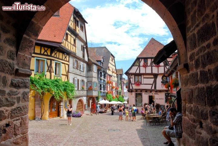 Immagine Piazza centrale di Riquewihr, Francia - All'interno di una doppia cinta muraria con porte austere e torri imponenti si trova il cuore del borgo medievale di Riquewihr, oggi uno dei gioielli più preziosi di questo angolo dell'Alsazia. Il centro storico del paese è completamente pedonale: Rue de Gaulle attraversa la cittadella ed è costeggiata da belle case a graticcio fra cui Maison Irion, Maison Liebrich e Maison Jung-Selig © vvoe / Shutterstock.com