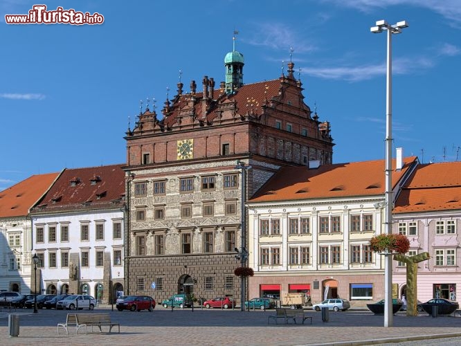 Immagine Uno scorcio della piazza centrale di Pilsen e del suo vecchio municipio rinascimentale - © Mikhail Markovskiy / Shutterstock.com