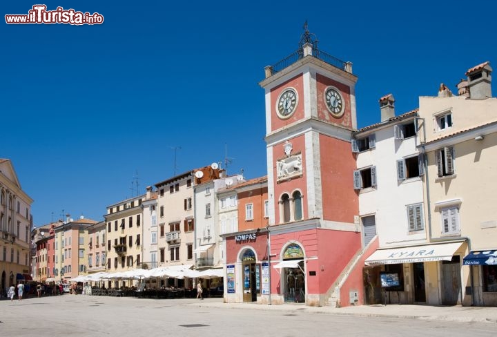 Immagine Piazza centrale a Rovigno con al centro la grande torre campanaria. Ci troviamo nella penisola dell'Istria in Croazia - © Robert Hoetink / Shutterstock.com