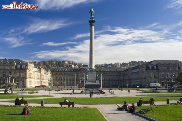 Immagine La piazza centrale di Stoccarda (Baden-Wurttemberg, Germania) è la Schlossplatz, dominata da una colonna alta 30 metri su cui svetta la statua della Concordia, realizzata nel 1841 in occasione del 25° anniversario del regno di Guglielmo I  - © Evgeniy Ayupov / Shutterstock.com