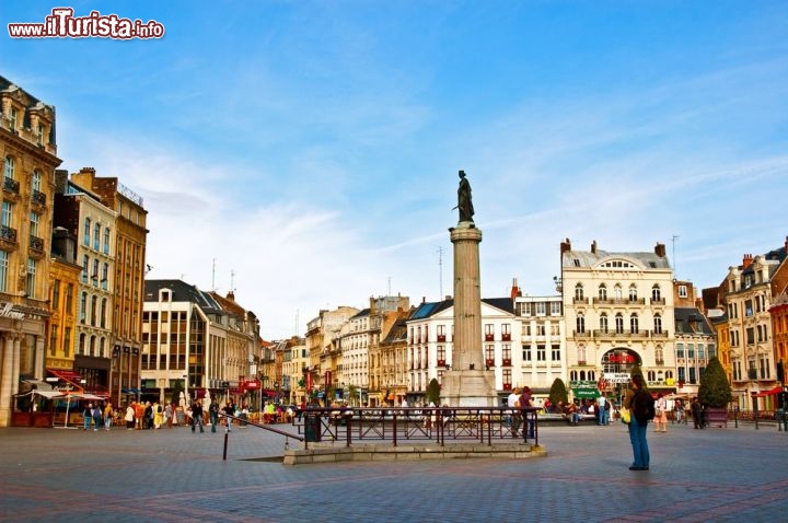 Immagine La splendida piazza centrale di Lille, Grand Place, è una delle più belle di tutto il nord est della Francia. E' conosciuta anche come piazza Generale de Gaulle che proprio a Lille nacque nel 1890 - © Meiqianbao / Shutterstockcom