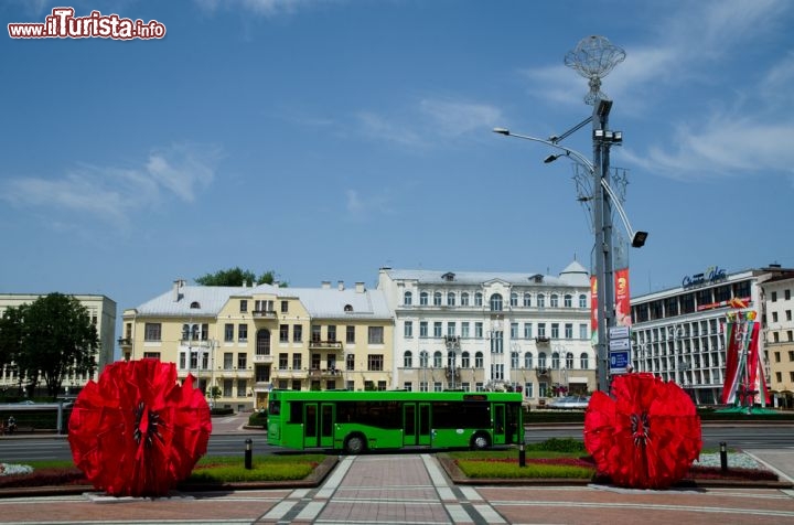 Immagine Nella piazza centrale di Minsk, capitale della Bielorussia, il 3 luglio si svolge la festa dell'indipendenza nazionale: era il 1944 quando l'esercito sovietico liberò Minsk dai tedeschi, e ancora oggi, anno dopo anno, si commemora l'evento con concerti, una grandiosa parata militare, cerimonie e intrattenimenti - © sp.VVK / Shutterstock.com