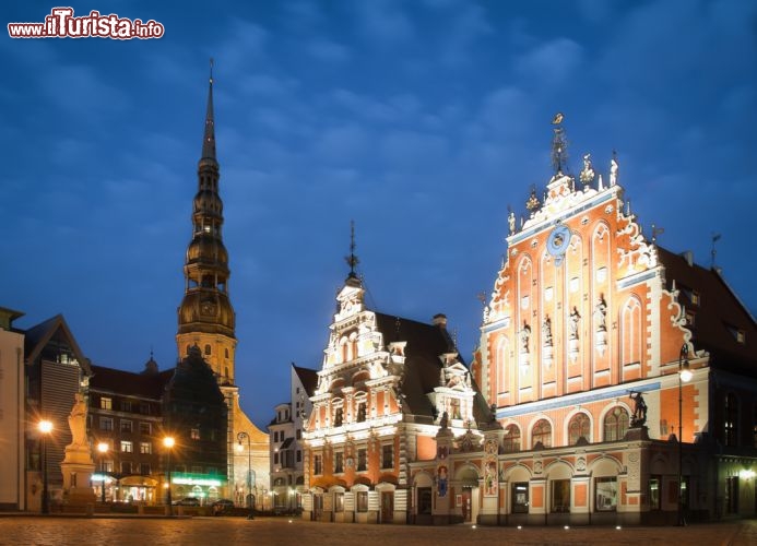 Immagine Piazza centrale nella cosidetta "Riga Vecchia", il cuore della capitale della Lettonia - © Konstantin Yolshin / Shutterstock.com