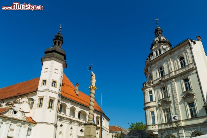 Immagine Scorcio sulla piazza nel centro di Maribor, Slovenia - A testimoniare la fiorente storia della città slovena è da sempre la ricca architettura che si riflette sulle facciate di palazzi e edifici. Nonostante i vari episodi di turbolenza che hanno caratterizzato i secoli passati di Maribor, questo centro è riuscito anche a conservare alcuni resti delle sue mura difensive © Lisa S. / Shutterstock.com