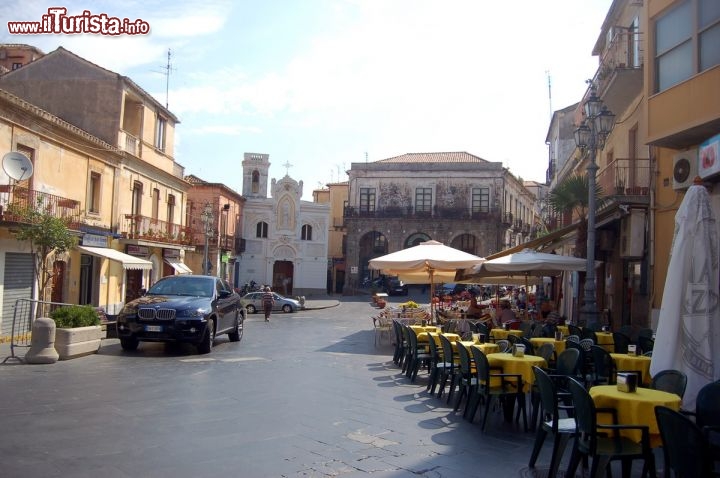 Immagine Piazza in centro a Pizzo Calabro: nei bar si può gustare la specialità più gustosa della città, il Tartufo di Pizzo, il modo più dolce per iniziare una giornata nel borgo della Calabria