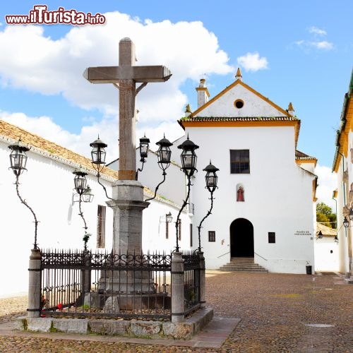 Immagine Una piazza del centro storico di Cordoba (Cordova). La città è famosa per i suoi monumenti come la celebre Mezquita e per i suoi cortili ricchi di fiori (Patio). E' una delle mete turistiche più amate di tutta la Spagna - © Roman Sigaev / Shutterstock.com