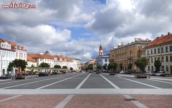 Immagine Piazza della città vecchia di Vilnius (Vilniaus senamiestis), uno dei quartieri storici più vasti di Europa - © Jacek Kadaj / Shutterstock.com