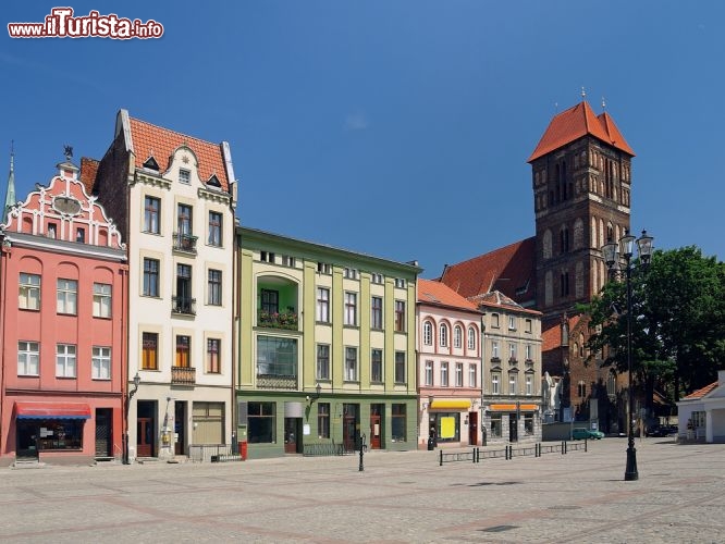 Immagine Piazza storica con la chiesa di San Giacomo, in centro a Turonia (Torun) in Polonia - © Nightman1965 / Shutterstock.com